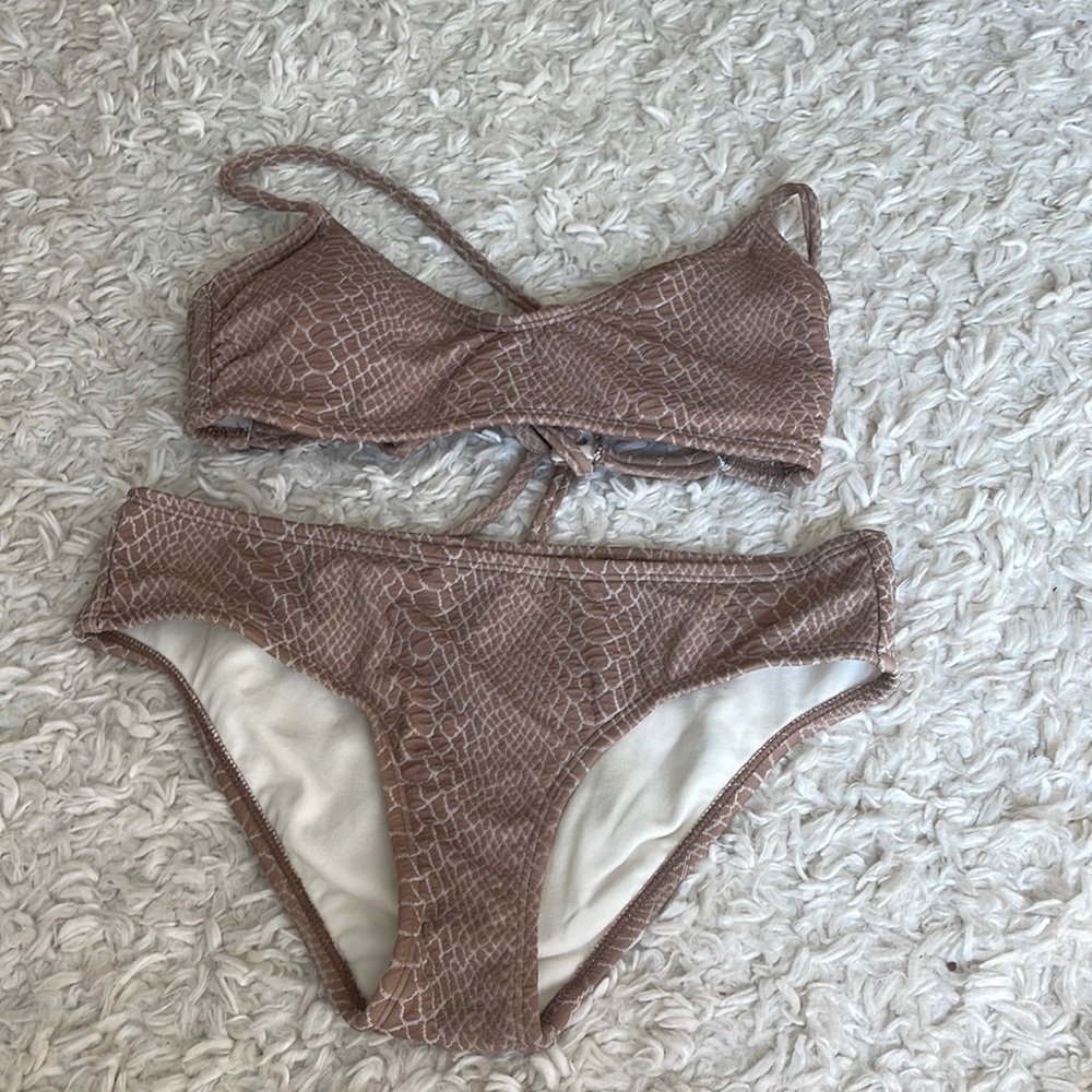 Brown and white snake skin pattern grate condition